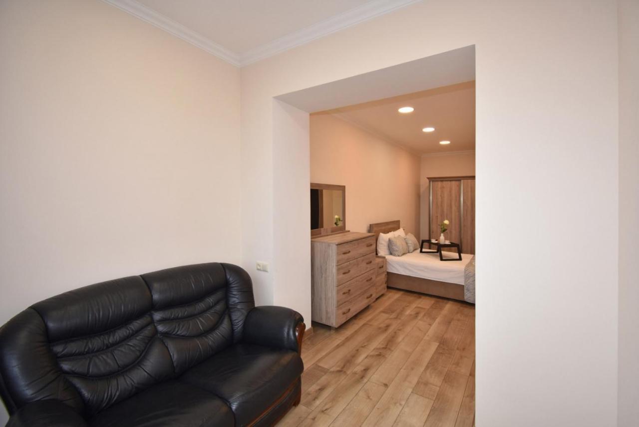 2 Bedroom Apartment, Quiet And Spacious Ereván Exterior foto