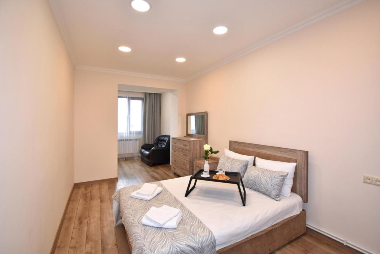 2 Bedroom Apartment, Quiet And Spacious Ereván Exterior foto