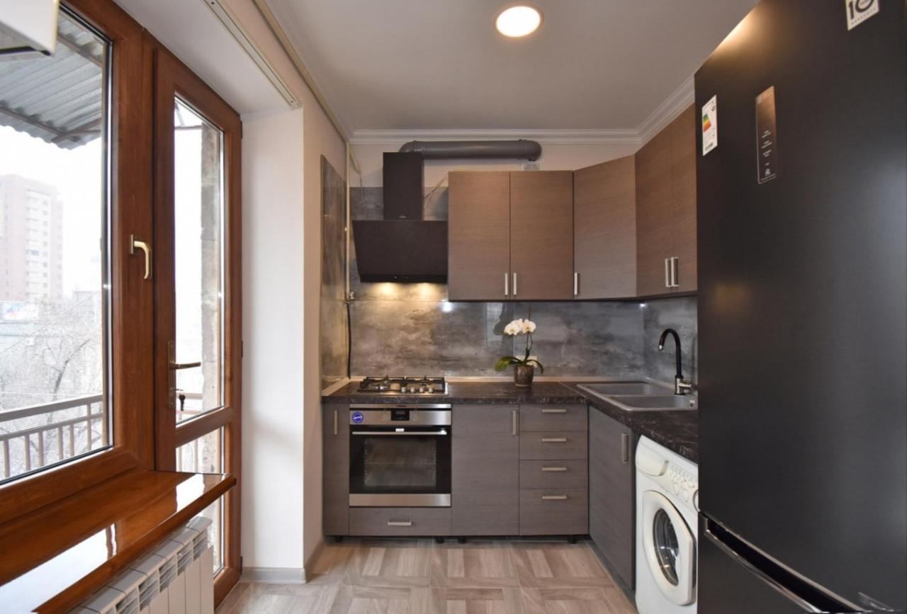 2 Bedroom Apartment, Quiet And Spacious Ereván Exterior foto